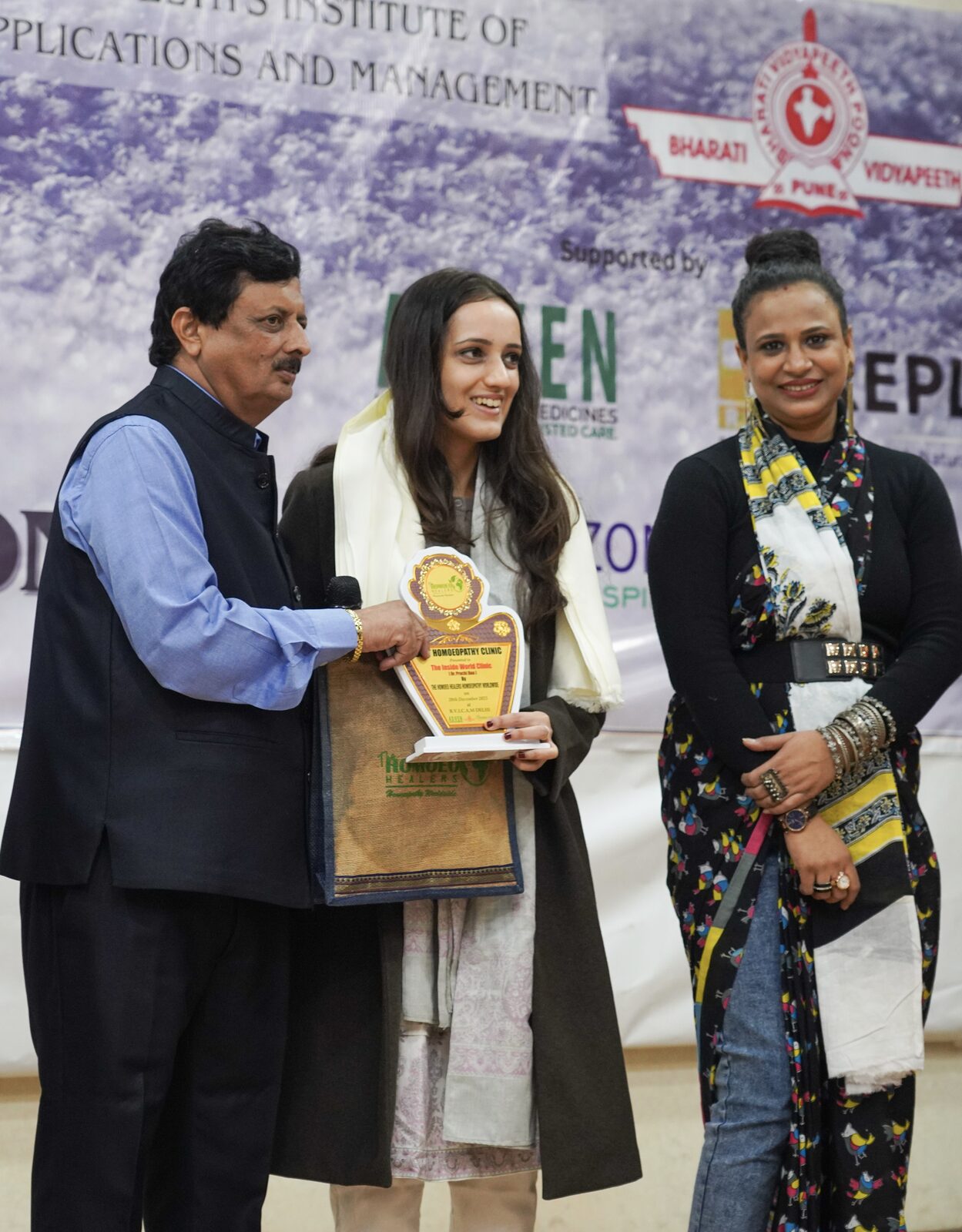 Dr. Prachi Dua receiving the Homoeopathy Clinic award for The Inside World Clinic